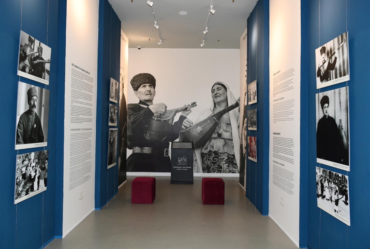 Gallery with a large mural of musicians playing the saz at the State Museum of Ashug Art