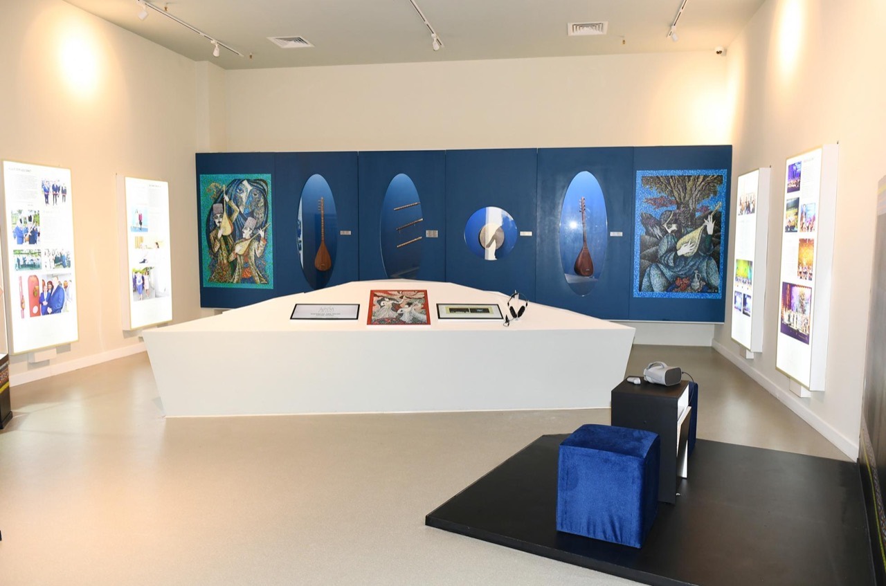 Saz and balaban instrument displays and ashug artwork in the museum galleries